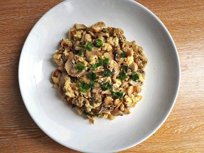 scrambled eggs with mushrooms