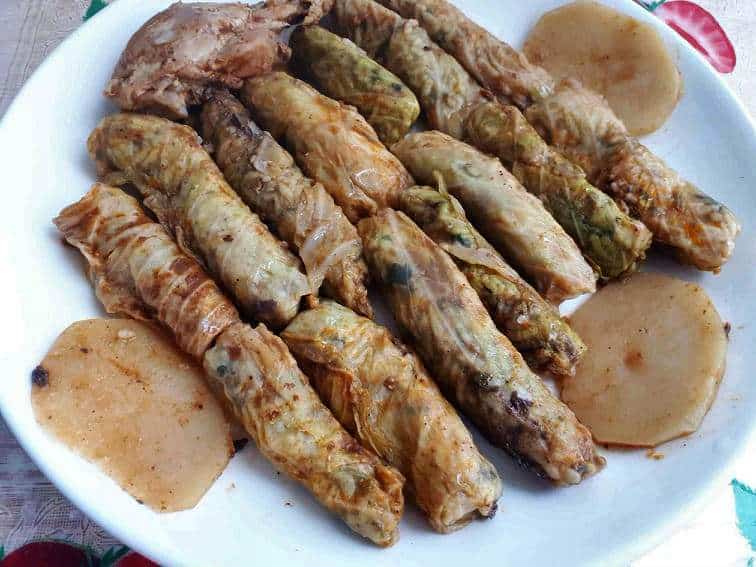 Malfouf Recipe serve with chicken drumstick and slices of potatoes